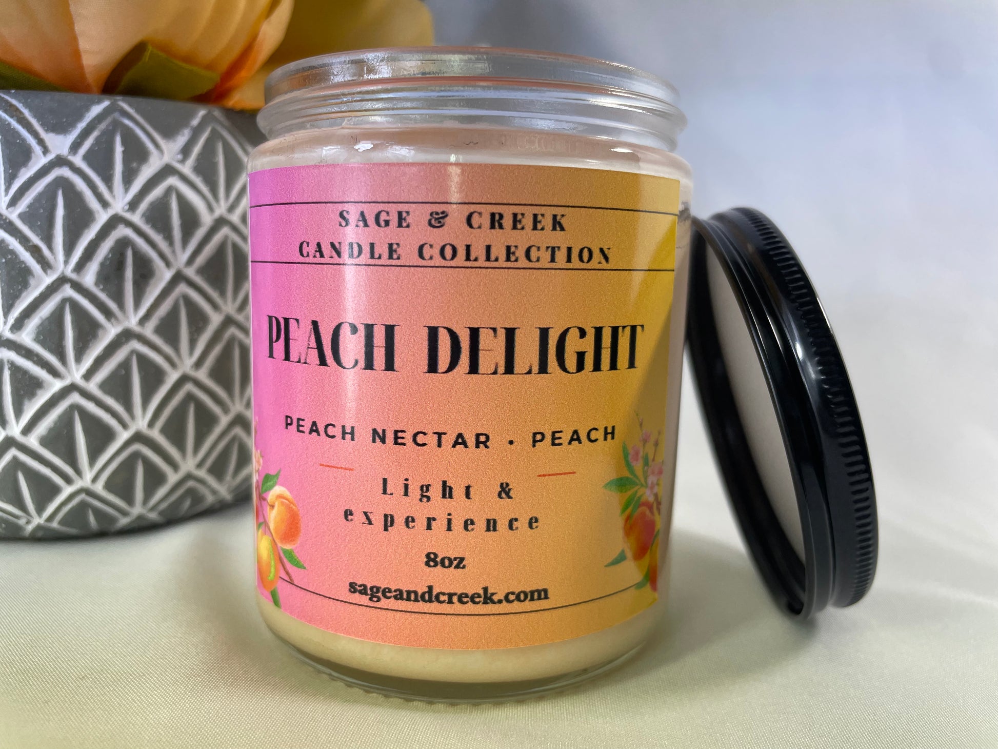 The sweet and lingering scent of ripened juicy peaches, is always in season with our Peach Delight soy candle. There's 25+ hours of burn time to enjoy.  This candle brings a fresh peach aroma inside all year-round. Made with natural soy wax,  hand poured with love and care in California.