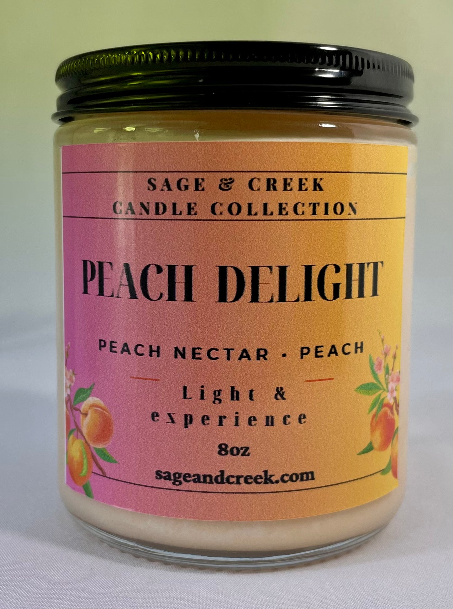 The sweet and lingering scent of ripened juicy peaches, is&nbsp;always&nbsp;in season with our Peach Delight soy candle. There's 25+ hours of burn time to enjoy.&nbsp;&nbsp;This candle brings a fresh peach aroma inside all year-round. Made with natural soy wax,&nbsp; hand poured with love and care in California.