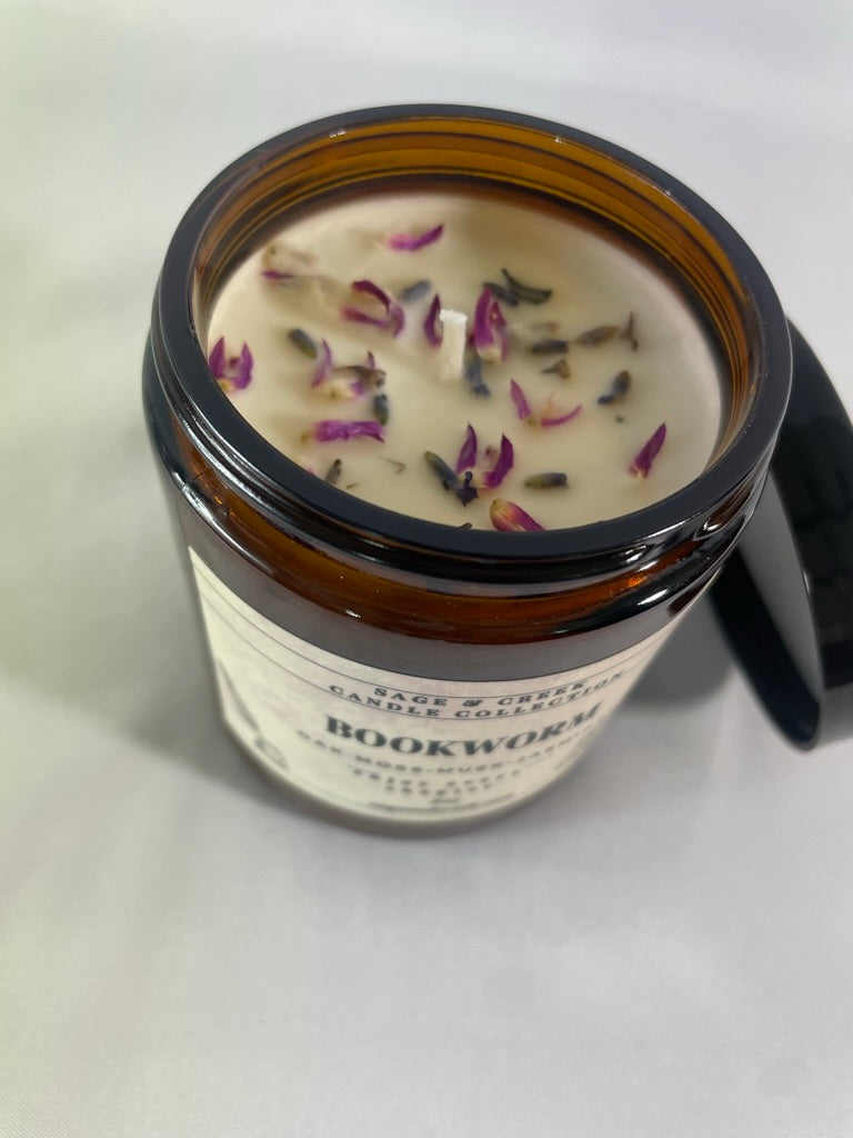 Get lost in the chapters of any great read while burning our lightly scented bookworm candle. With 25+ hours of burn time to enjoy, it gives a sweet aroma of oak moss, musk and jasmine to your personal space. Made of natural soy wax, hand-poured with love and care in California. 